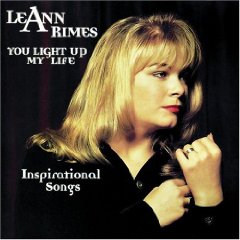 LeAnn Rimes: conheça a biografia e sucessos da cantora country 
